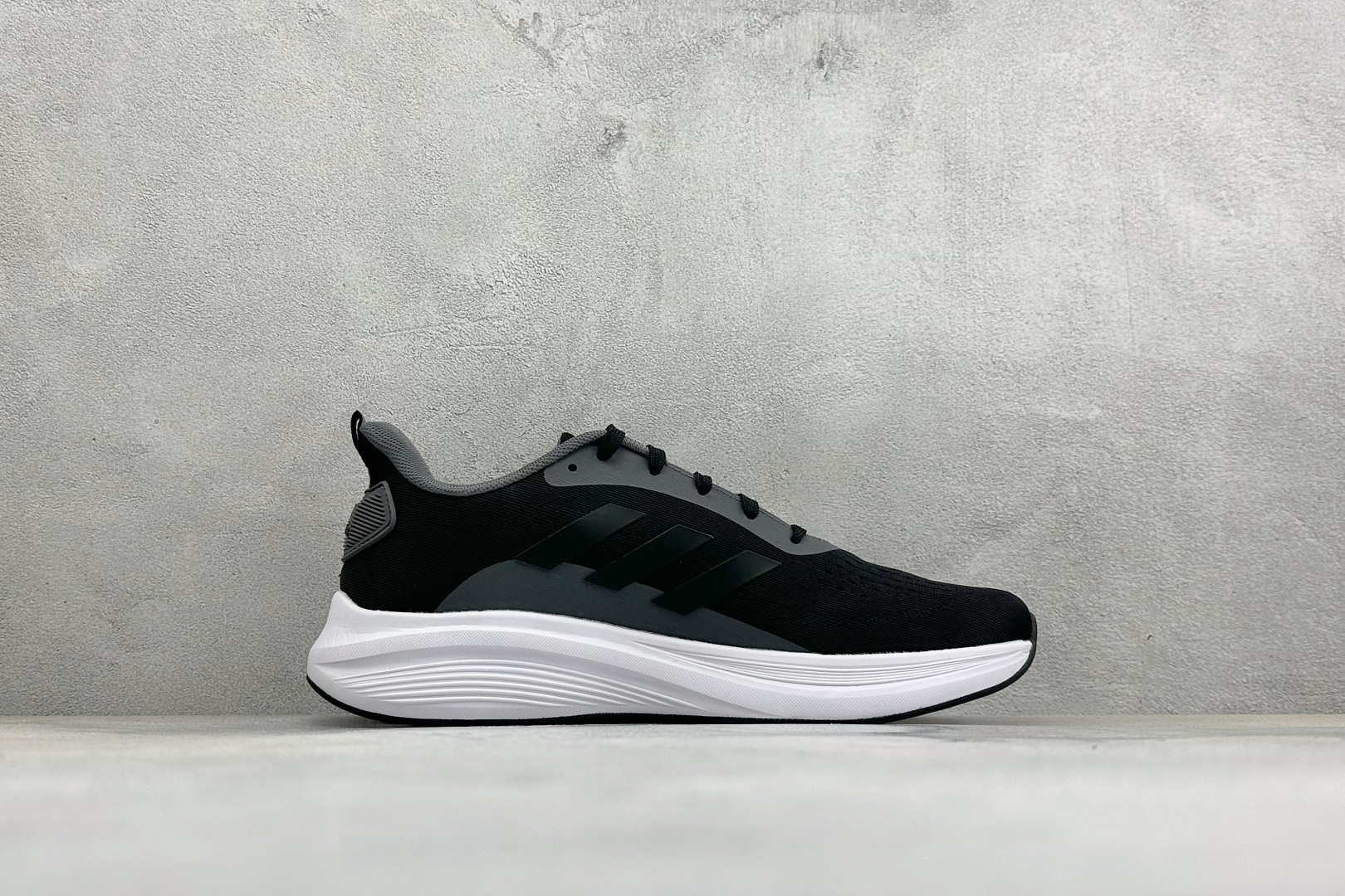 Adidas EQ/RUNNING SHOES 系列复古网面轻量透气跑步鞋 缓震透气 落地轻快高度回弹的脚感 落地稳定性