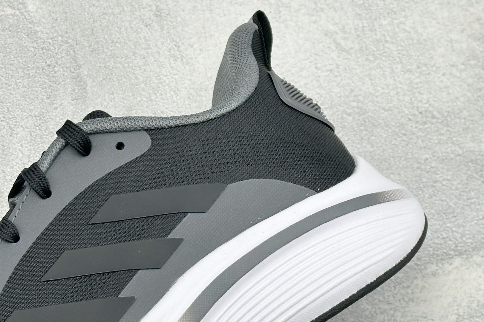 Adidas EQ/RUNNING SHOES 系列复古网面轻量透气跑步鞋 缓震透气 落地轻快高度回弹的脚感 落地稳定性