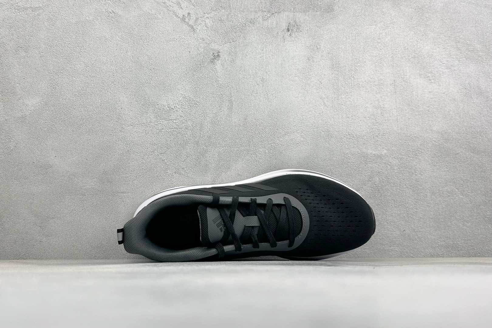 Adidas EQ/RUNNING SHOES 系列复古网面轻量透气跑步鞋 缓震透气 落地轻快高度回弹的脚感 落地稳定性