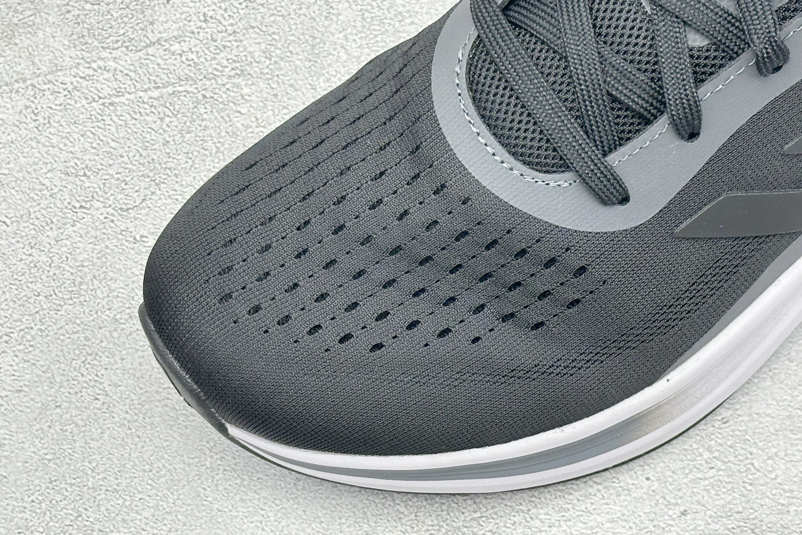 Adidas EQ/RUNNING SHOES 系列复古网面轻量透气跑步鞋 缓震透气 落地轻快高度回弹的脚感 落地稳定性