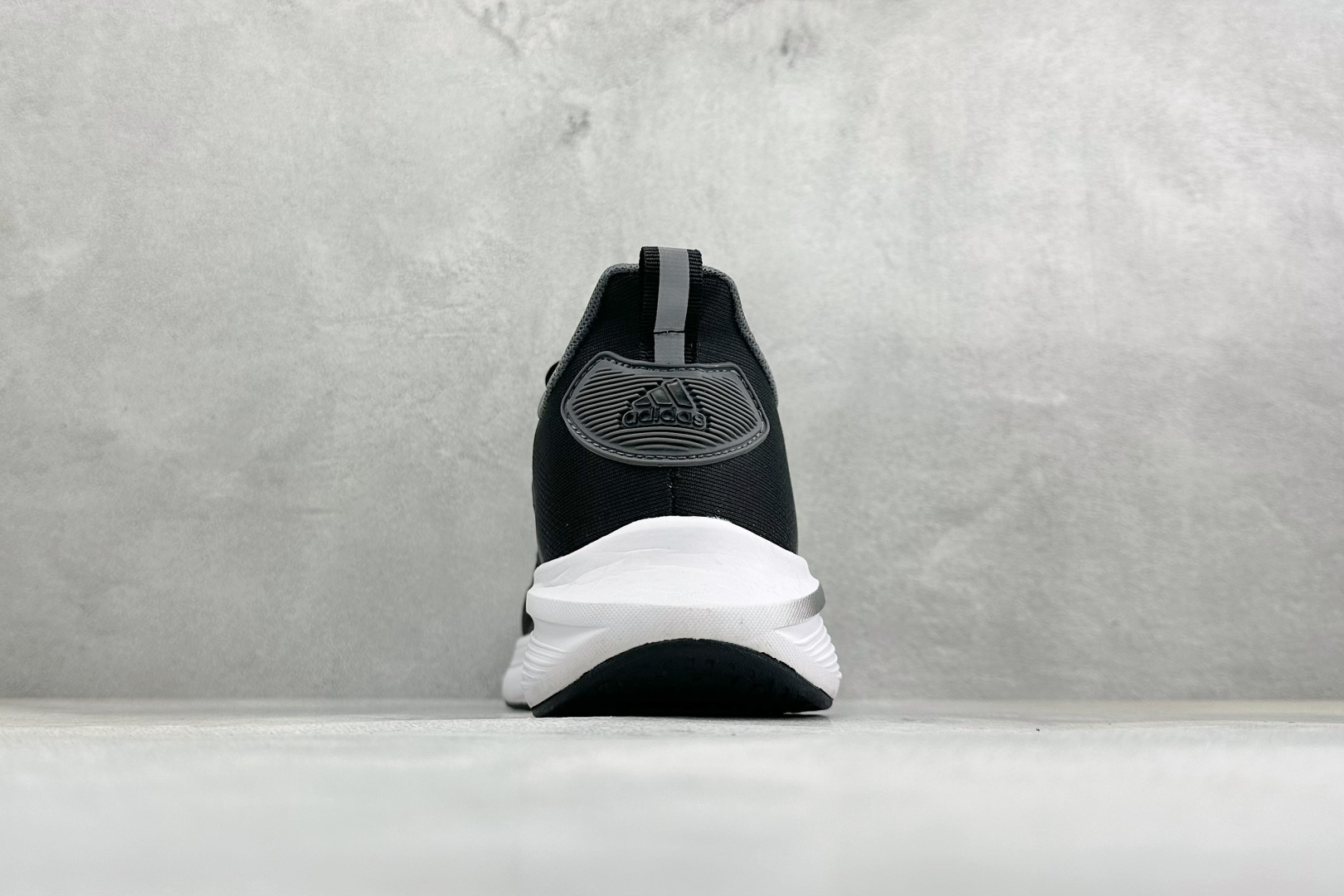 Adidas EQ/RUNNING SHOES 系列复古网面轻量透气跑步鞋 缓震透气 落地轻快高度回弹的脚感 落地稳定性