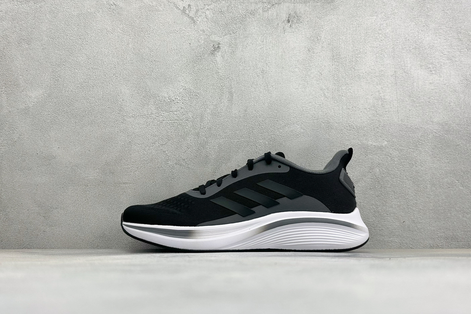 Adidas EQ/RUNNING SHOES 系列复古网面轻量透气跑步鞋 缓震透气 落地轻快高度回弹的脚感 落地稳定性