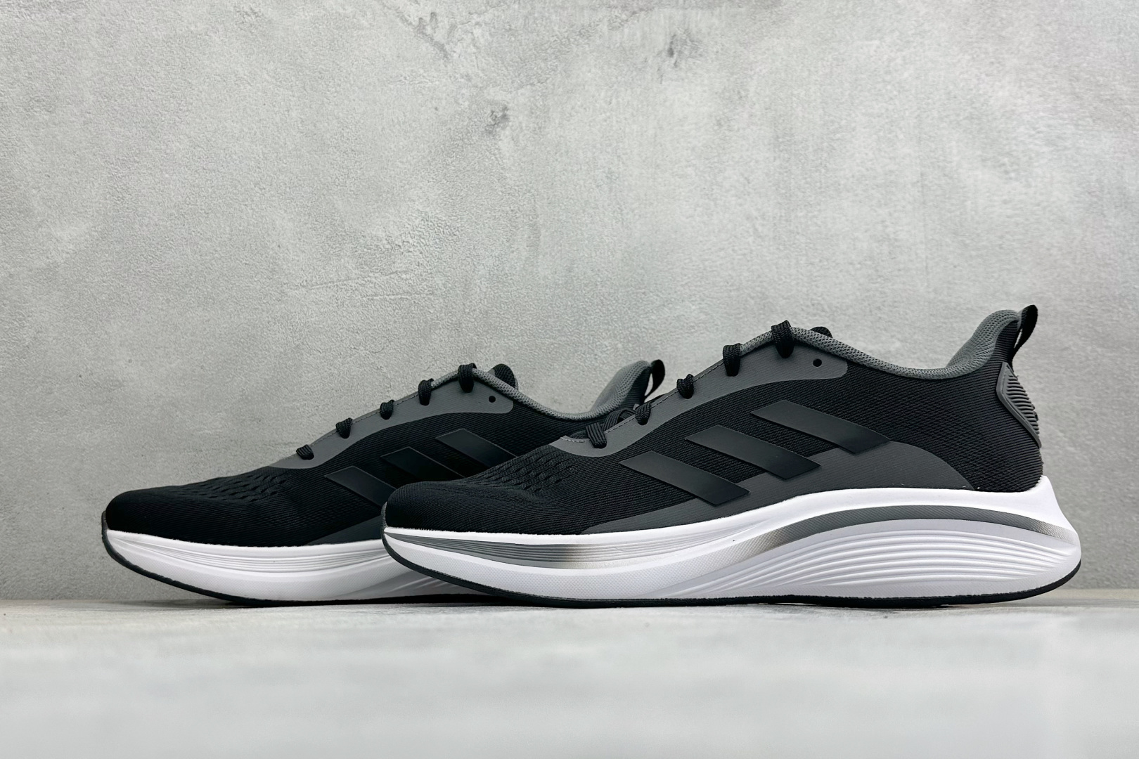 Adidas EQ/RUNNING SHOES 系列复古网面轻量透气跑步鞋 缓震透气 落地轻快高度回弹的脚感 落地稳定性