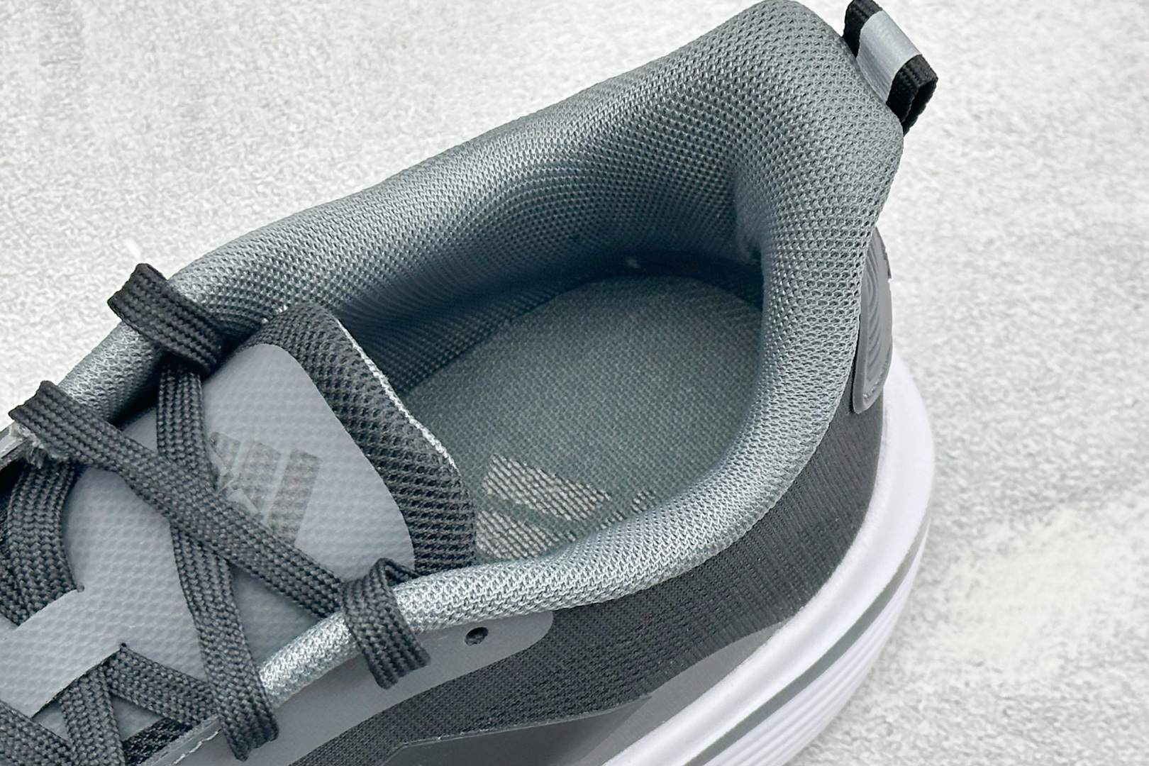 Adidas EQ/RUNNING SHOES 系列复古网面轻量透气跑步鞋 缓震透气 落地轻快高度回弹的脚感 落地稳定性