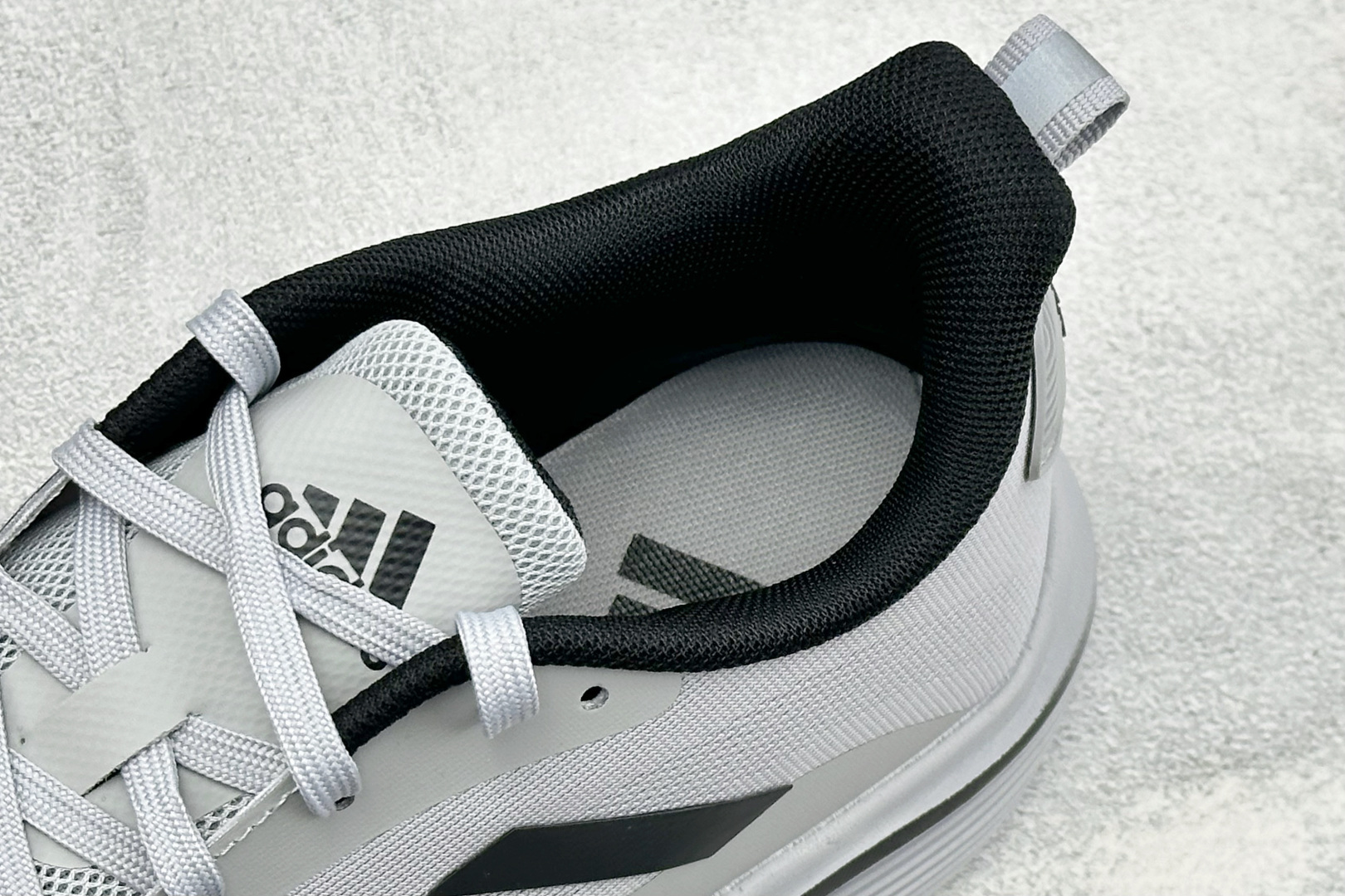 Adidas EQ/RUNNING SHOES 系列复古网面轻量透气跑步鞋 缓震透气 落地轻快高度回弹的脚感 落地稳定性