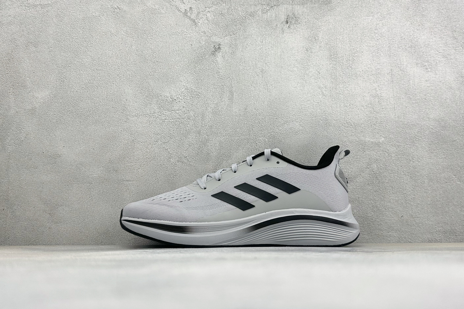 Adidas EQ/RUNNING SHOES 系列复古网面轻量透气跑步鞋 缓震透气 落地轻快高度回弹的脚感 落地稳定性