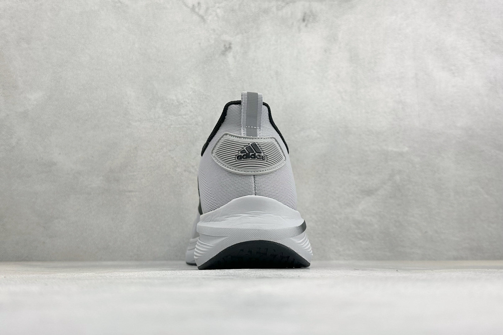 Adidas EQ/RUNNING SHOES 系列复古网面轻量透气跑步鞋 缓震透气 落地轻快高度回弹的脚感 落地稳定性