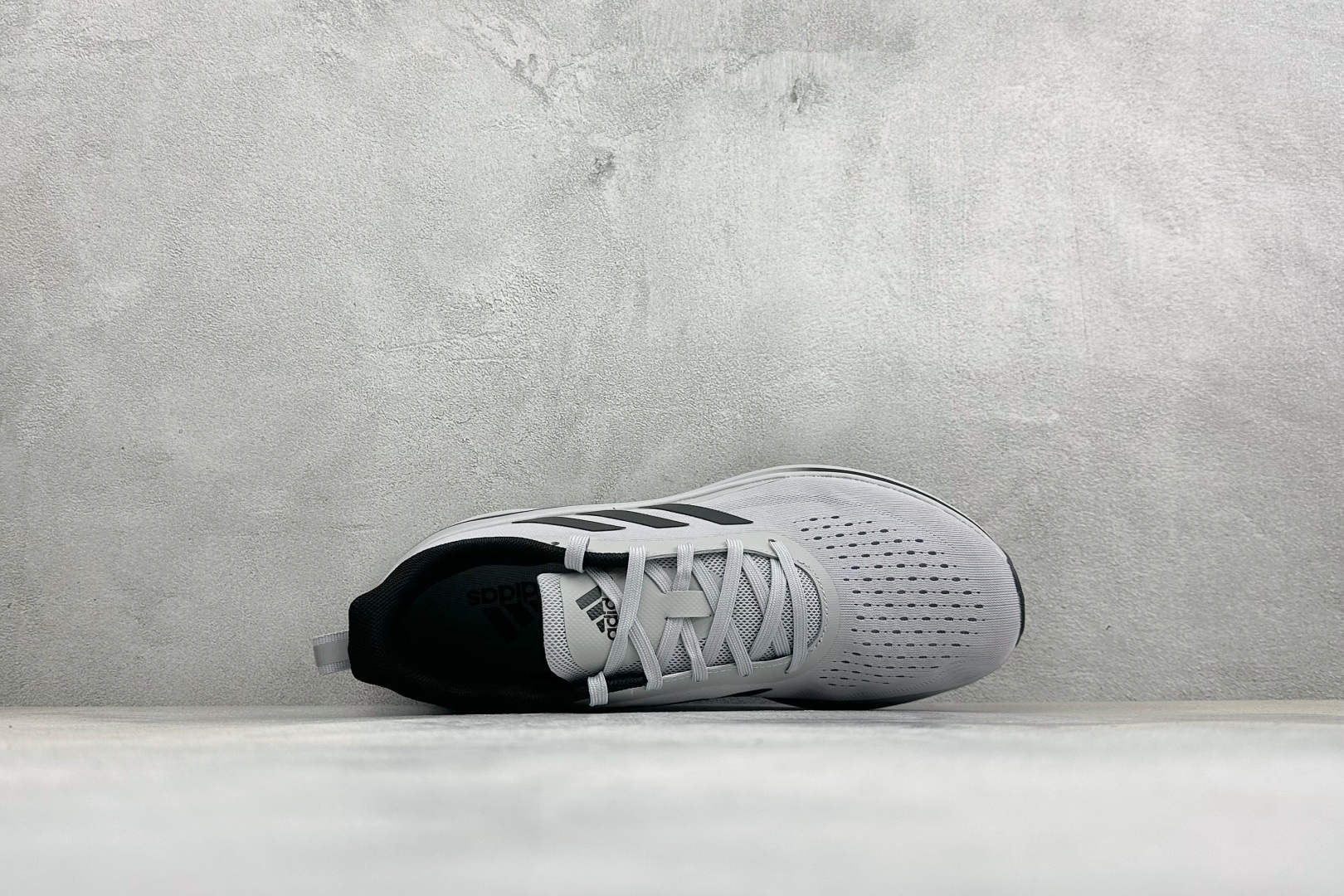 Adidas EQ/RUNNING SHOES 系列复古网面轻量透气跑步鞋 缓震透气 落地轻快高度回弹的脚感 落地稳定性
