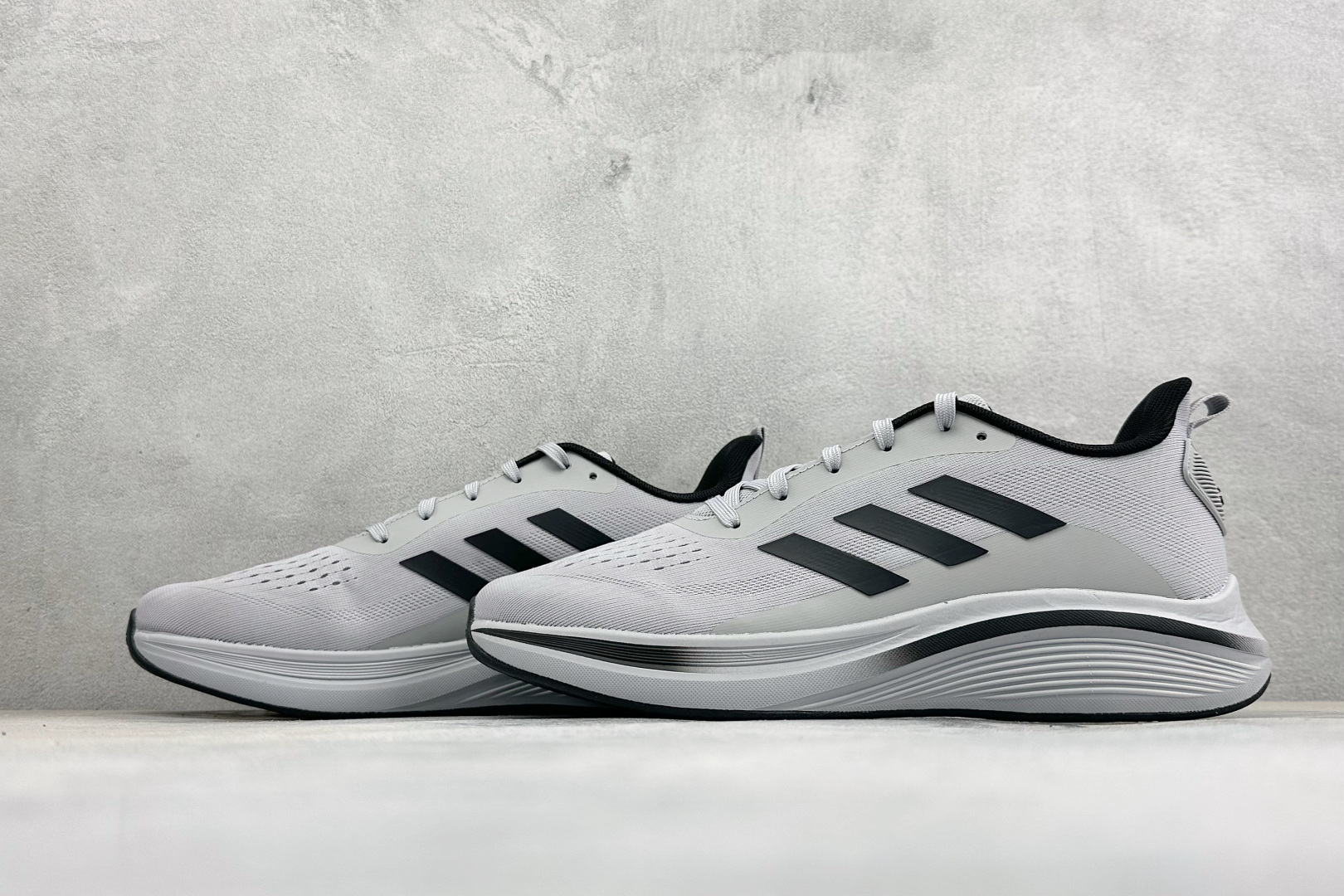 Adidas EQ/RUNNING SHOES 系列复古网面轻量透气跑步鞋 缓震透气 落地轻快高度回弹的脚感 落地稳定性