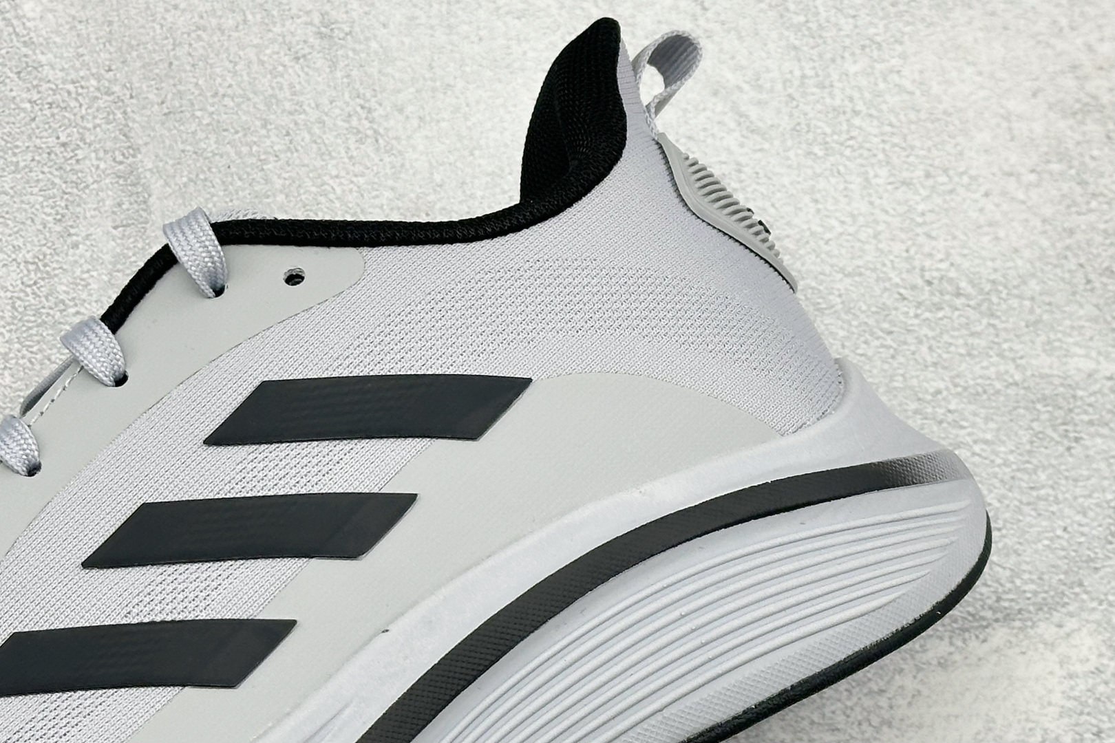 Adidas EQ/RUNNING SHOES 系列复古网面轻量透气跑步鞋 缓震透气 落地轻快高度回弹的脚感 落地稳定性
