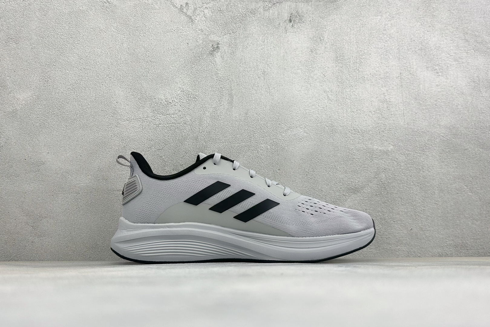 Adidas EQ/RUNNING SHOES 系列复古网面轻量透气跑步鞋 缓震透气 落地轻快高度回弹的脚感 落地稳定性