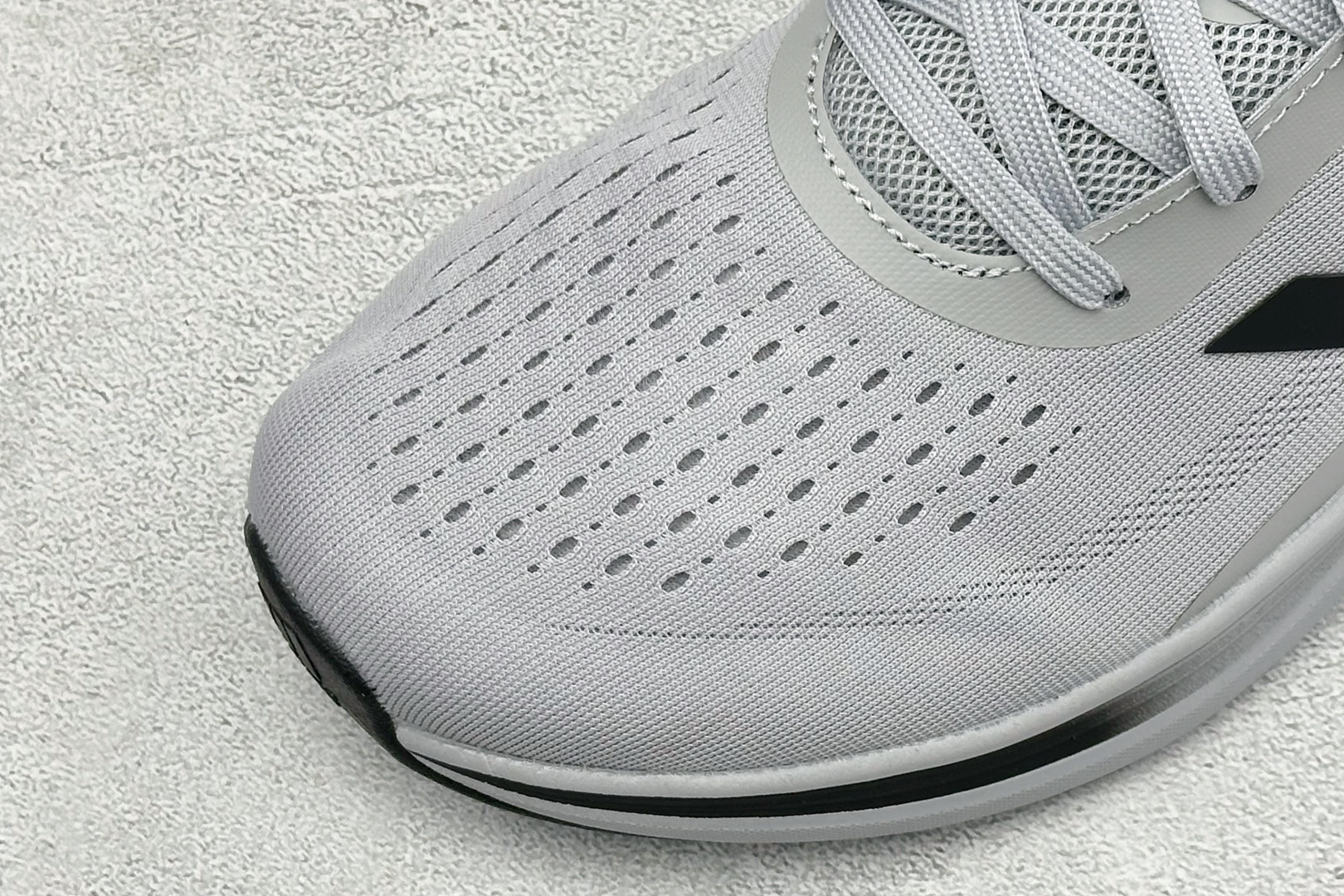 Adidas EQ/RUNNING SHOES 系列复古网面轻量透气跑步鞋 缓震透气 落地轻快高度回弹的脚感 落地稳定性