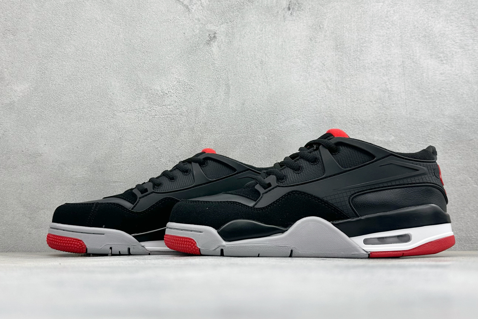 H版Air Jordan 4 RM SP低帮复古篮球鞋 采用了低帮的设计 并保留了众多AJ4的经典元素 鞋身以皮革、麂皮