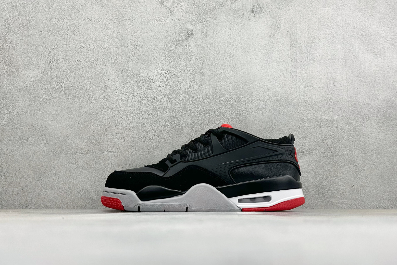 H版Air Jordan 4 RM SP低帮复古篮球鞋 采用了低帮的设计 并保留了众多AJ4的经典元素 鞋身以皮革、麂皮