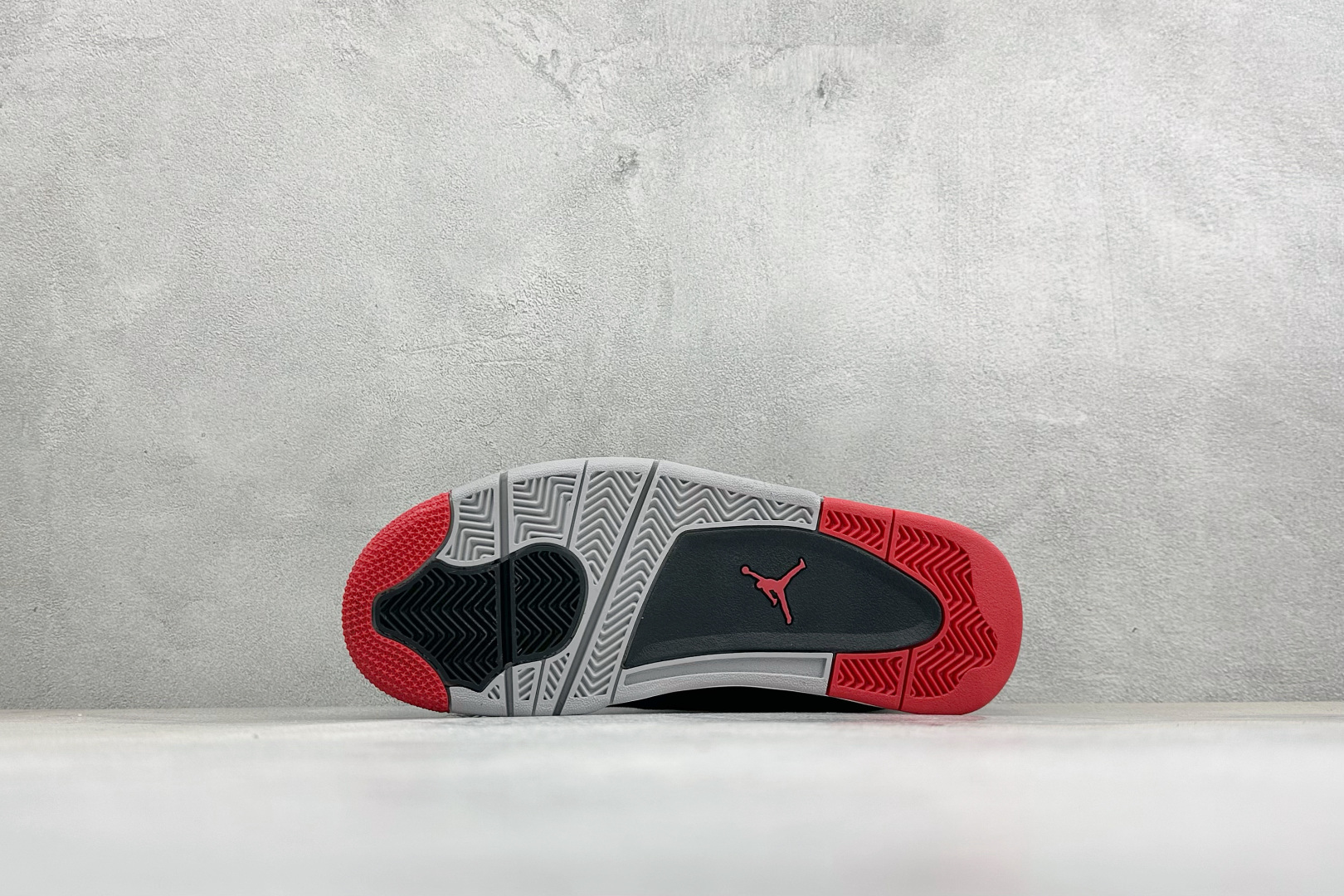 H版Air Jordan 4 RM SP低帮复古篮球鞋 采用了低帮的设计 并保留了众多AJ4的经典元素 鞋身以皮革、麂皮