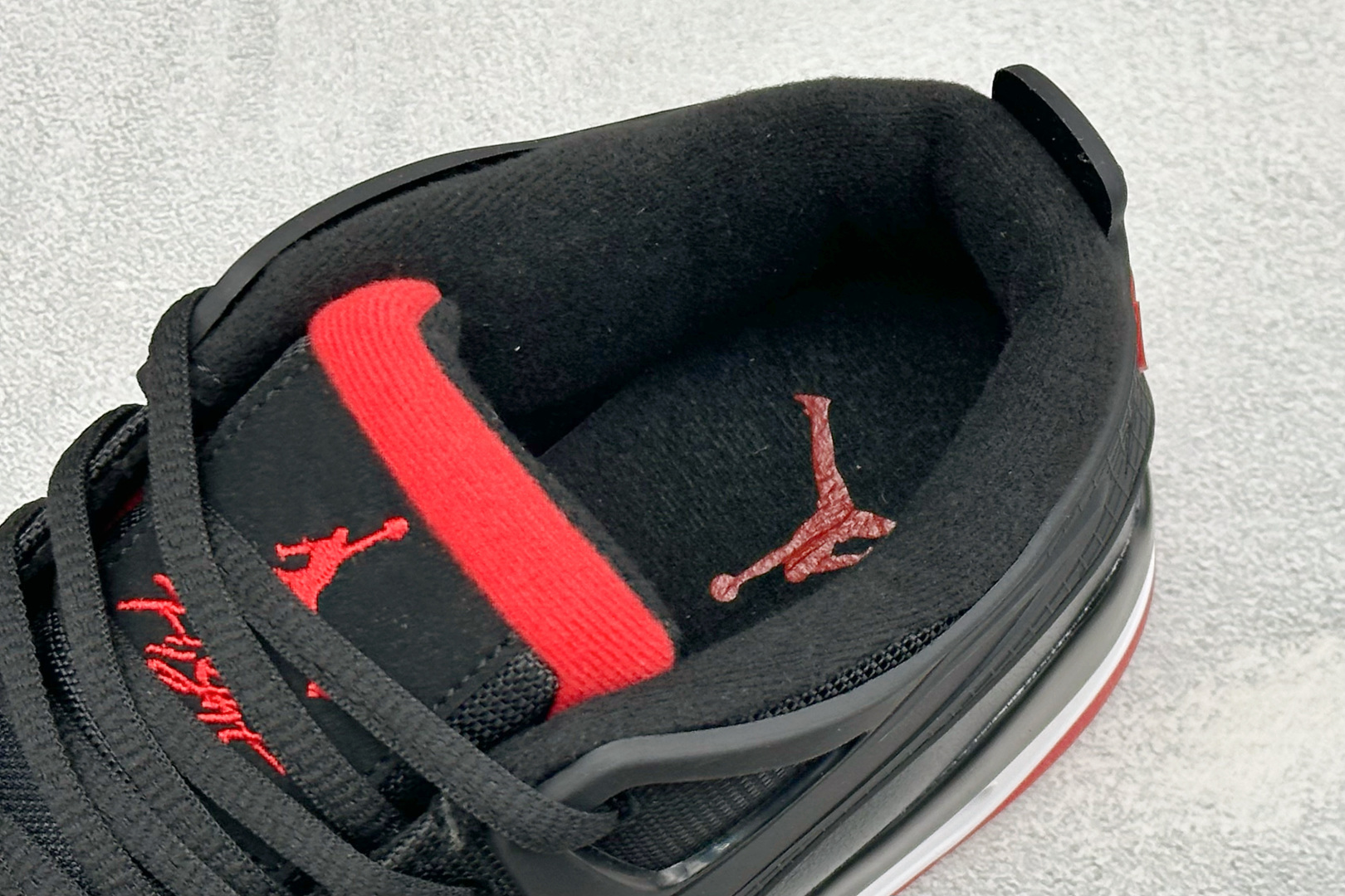 H版Air Jordan 4 RM SP低帮复古篮球鞋 采用了低帮的设计 并保留了众多AJ4的经典元素 鞋身以皮革、麂皮