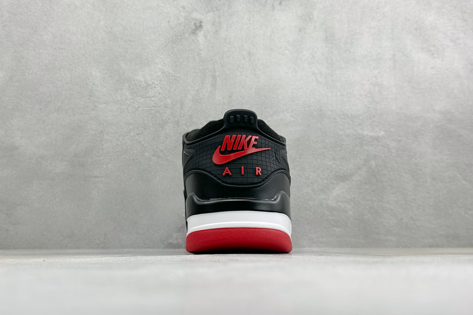 H版Air Jordan 4 RM SP低帮复古篮球鞋 采用了低帮的设计 并保留了众多AJ4的经典元素 鞋身以皮革、麂皮