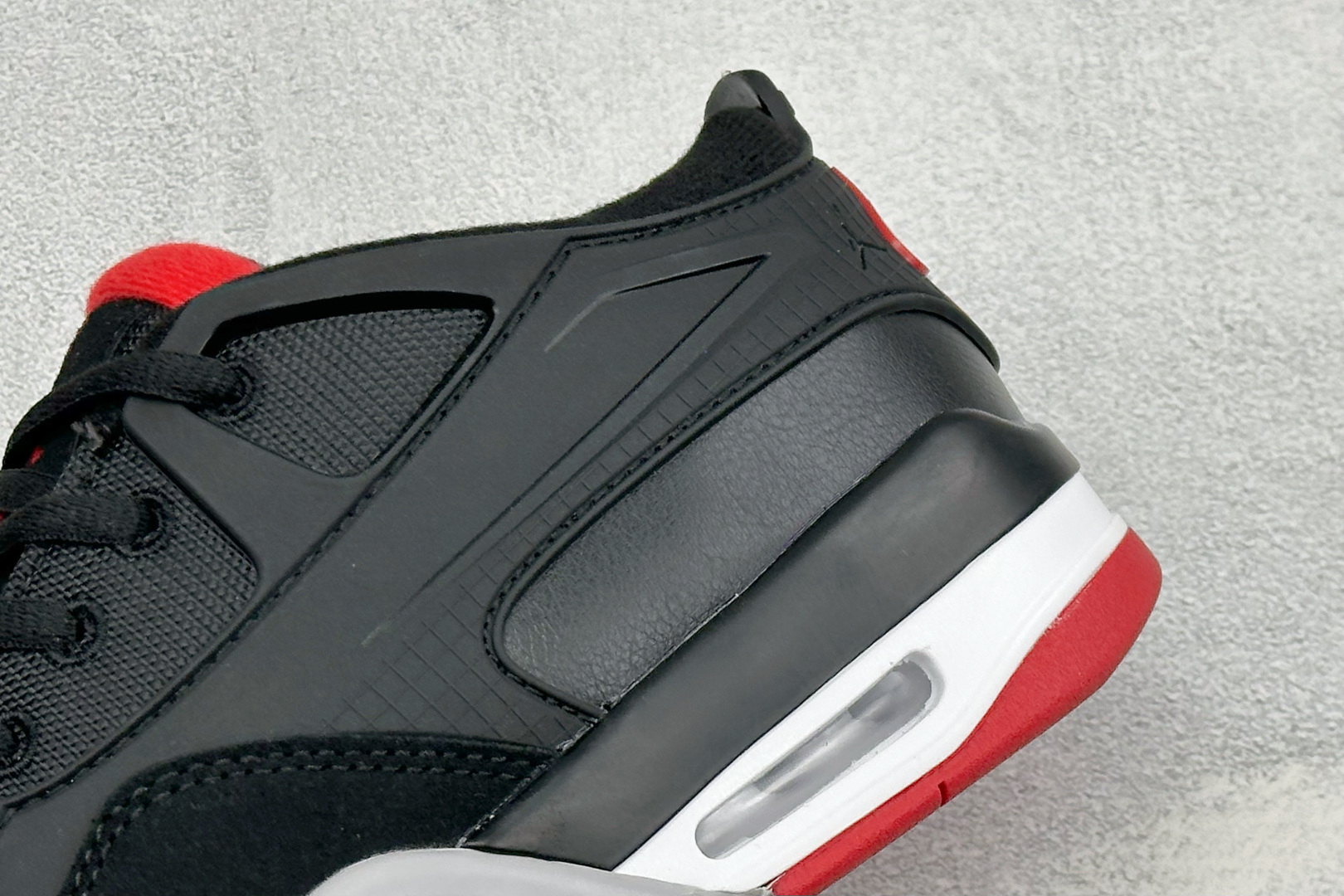 H版Air Jordan 4 RM SP低帮复古篮球鞋 采用了低帮的设计 并保留了众多AJ4的经典元素 鞋身以皮革、麂皮