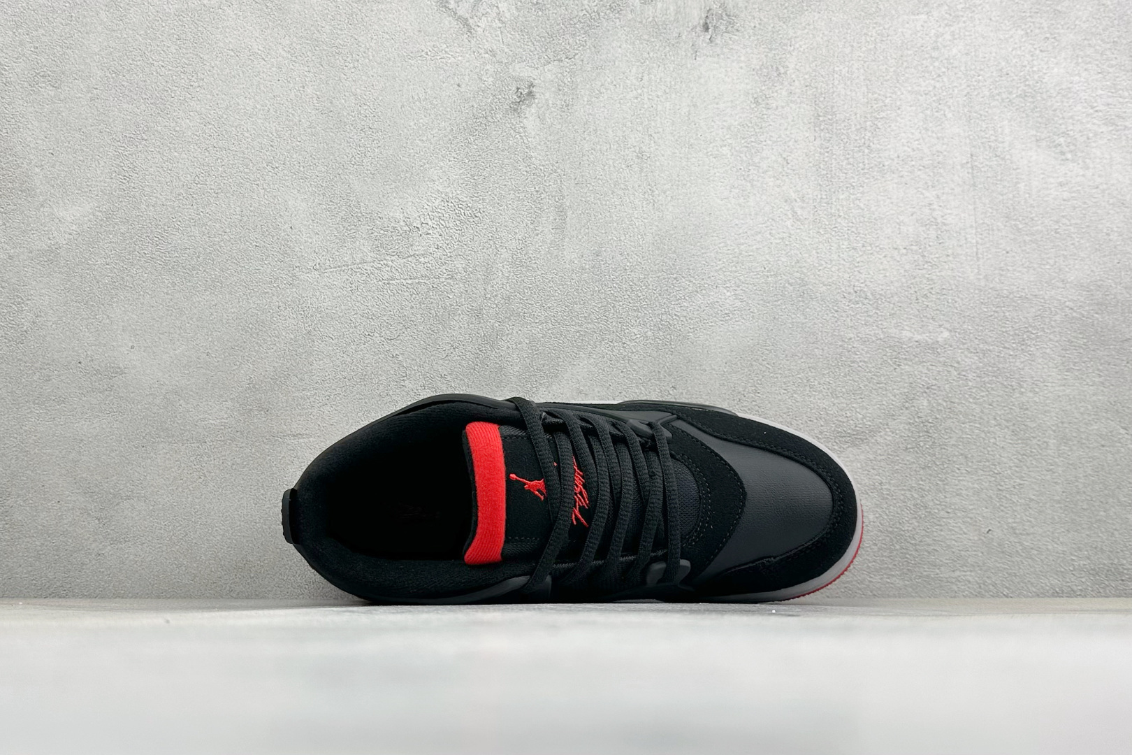 H版Air Jordan 4 RM SP低帮复古篮球鞋 采用了低帮的设计 并保留了众多AJ4的经典元素 鞋身以皮革、麂皮