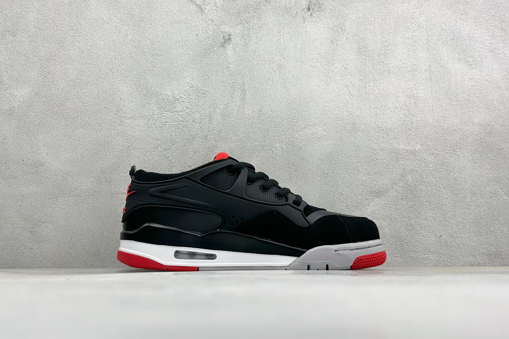 H版Air Jordan 4 RM SP低帮复古篮球鞋 采用了低帮的设计 并保留了众多AJ4的经典元素 鞋身以皮革、麂皮