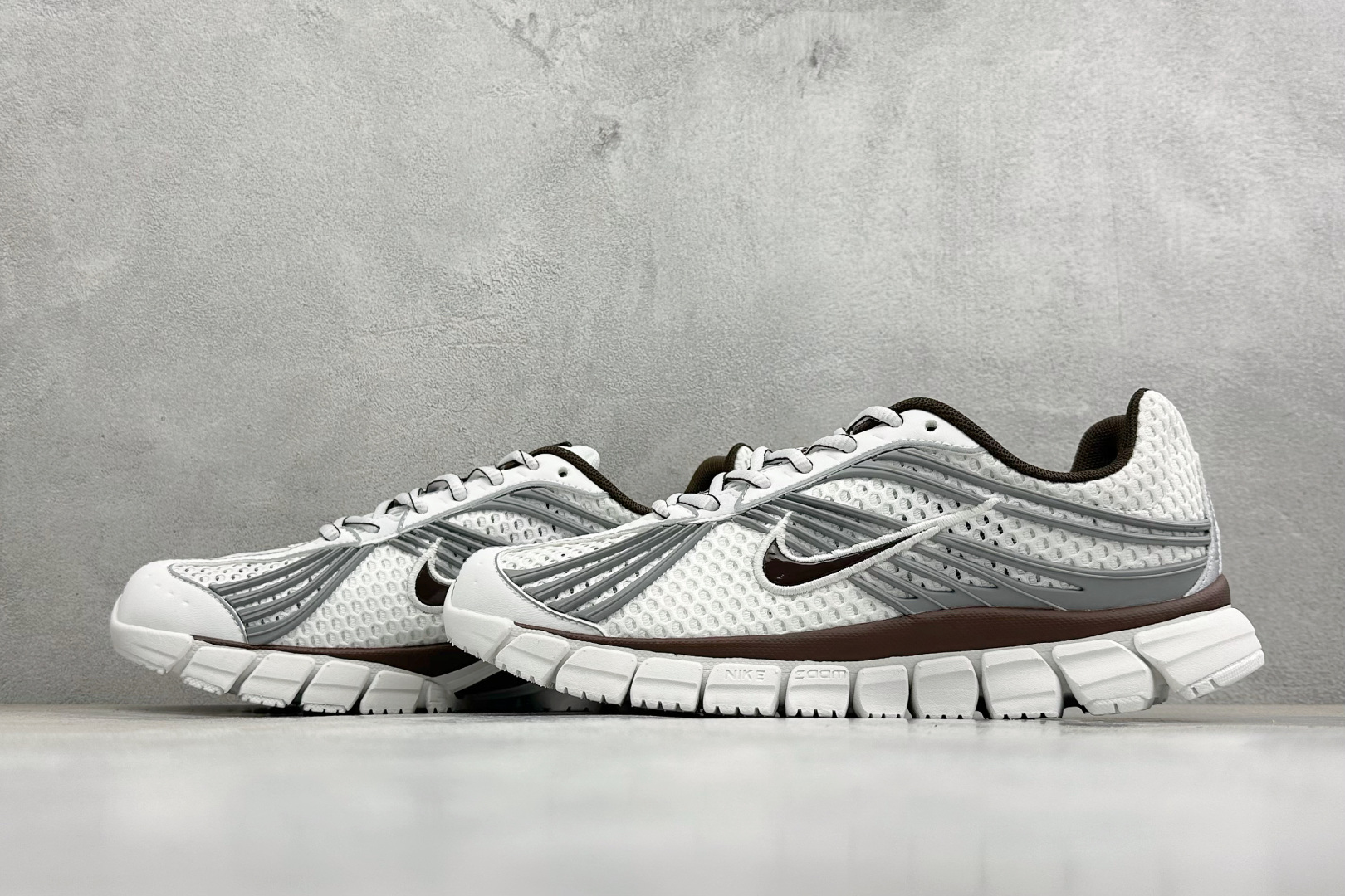 Y版Nike Zoom Skylon 11 舒适柔软透气回弹 复古跑步鞋 网面材质看着很透气 线条的设计很有复古感 分割