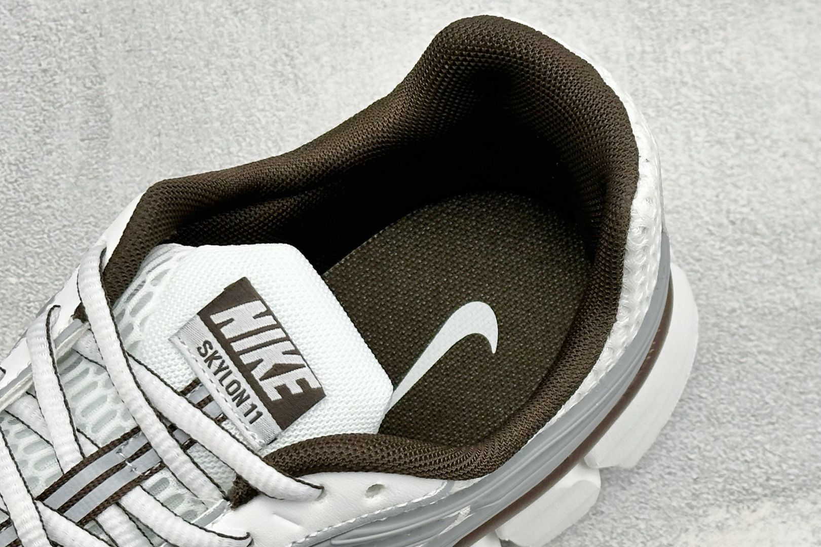 Y版Nike Zoom Skylon 11 舒适柔软透气回弹 复古跑步鞋 网面材质看着很透气 线条的设计很有复古感 分割