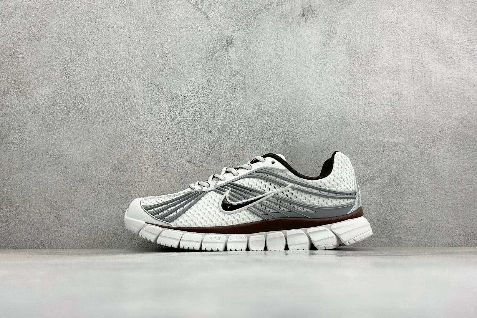 Y版Nike Zoom Skylon 11 舒适柔软透气回弹 复古跑步鞋 网面材质看着很透气 线条的设计很有复古感 分割