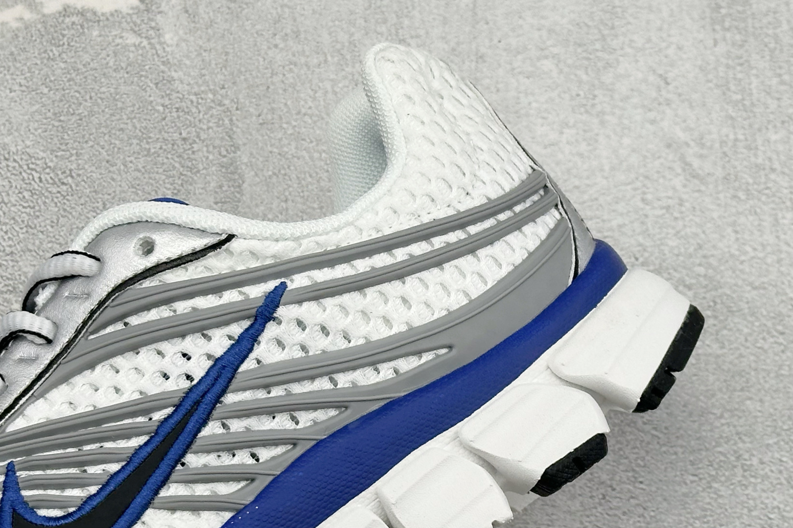 Y版Nike Zoom Skylon 11 舒适柔软透气回弹 复古跑步鞋 网面材质看着很透气 线条的设计很有复古感 分割