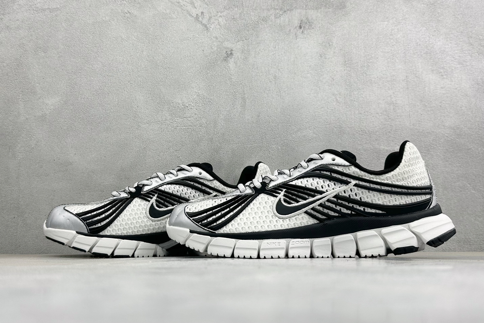 Y版Nike Zoom Skylon 11 舒适柔软透气回弹 复古跑步鞋 网面材质看着很透气 线条的设计很有复古感 分割