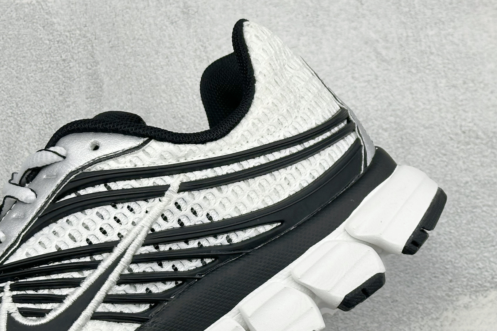 Y版Nike Zoom Skylon 11 舒适柔软透气回弹 复古跑步鞋 网面材质看着很透气 线条的设计很有复古感 分割