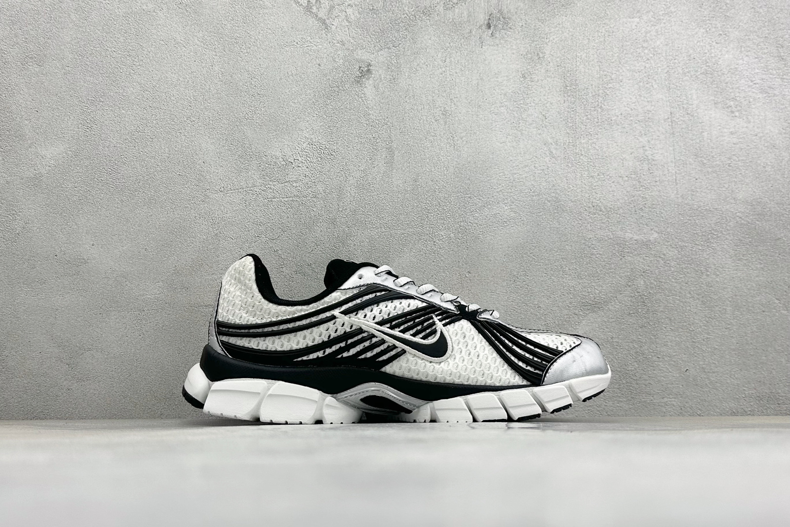 Y版Nike Zoom Skylon 11 舒适柔软透气回弹 复古跑步鞋 网面材质看着很透气 线条的设计很有复古感 分割