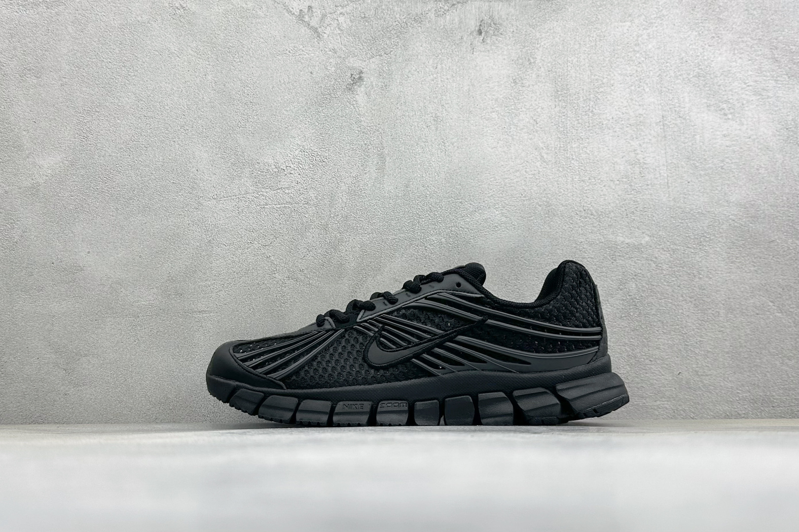 终端放店 Y版Nike Zoom Skylon 11 舒适柔软透气回弹 复古跑步鞋  网面材质看着很透气 线条的设计很有