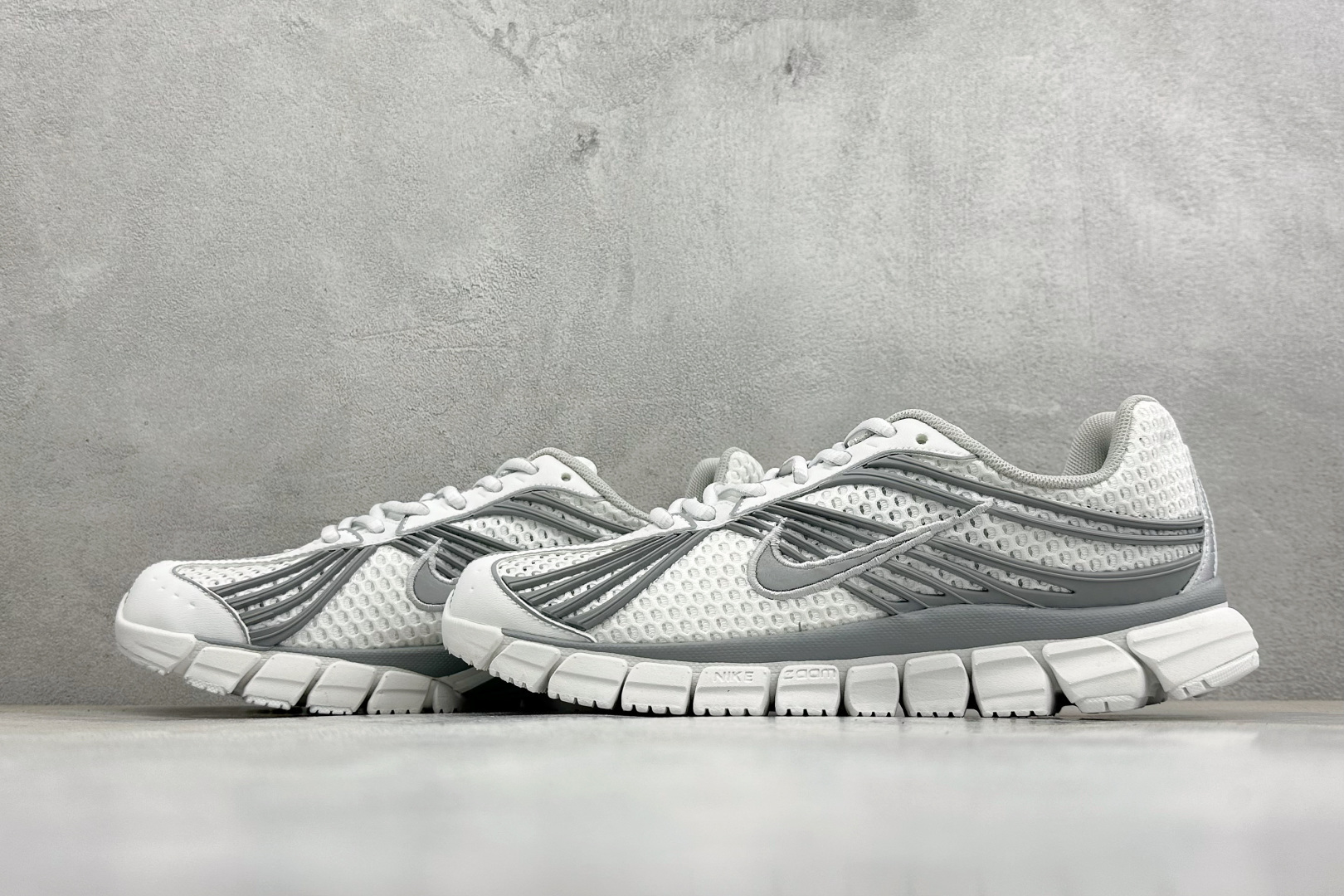 Y版Nike Zoom Skylon 11 舒适柔软透气回弹 复古跑步鞋 网面材质看着很透气 线条的设计很有复古感 分割