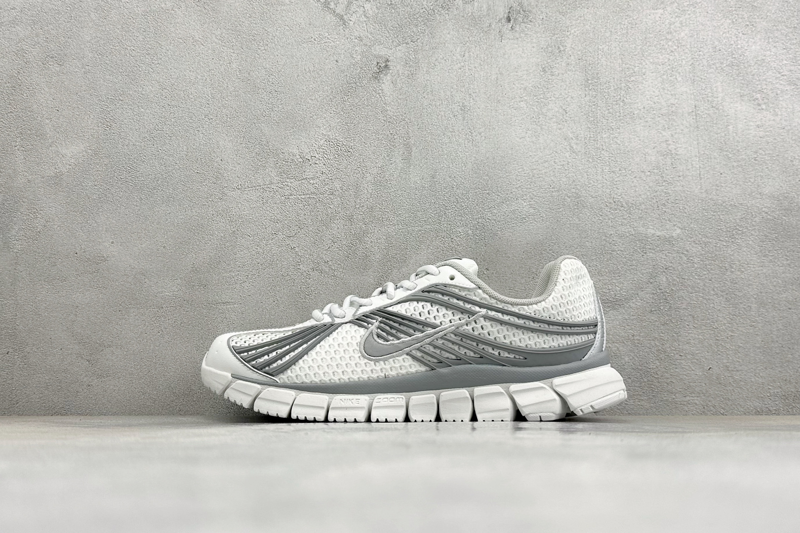Y版Nike Zoom Skylon 11 舒适柔软透气回弹 复古跑步鞋 网面材质看着很透气 线条的设计很有复古感 分割
