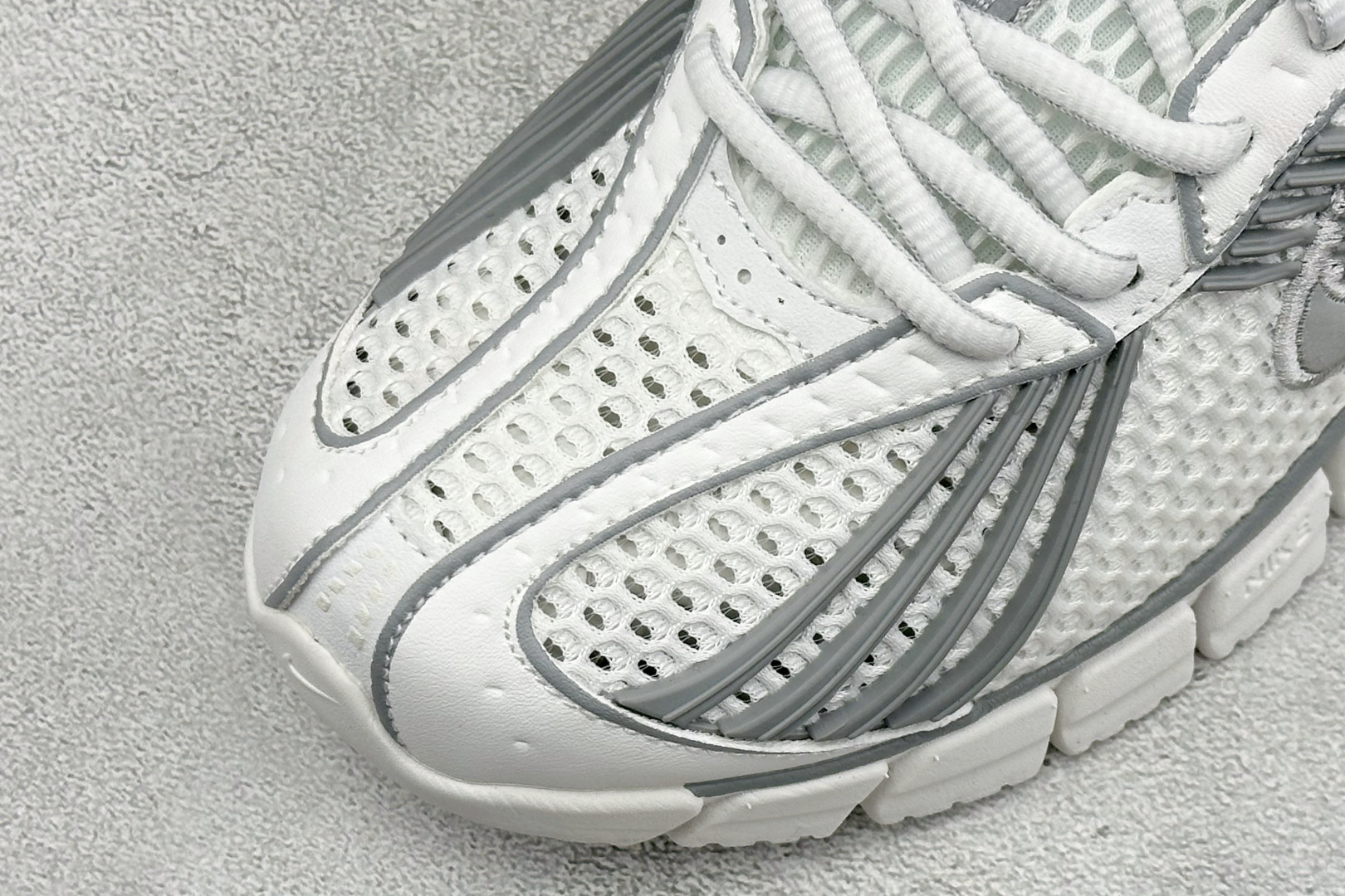 Y版Nike Zoom Skylon 11 舒适柔软透气回弹 复古跑步鞋 网面材质看着很透气 线条的设计很有复古感 分割