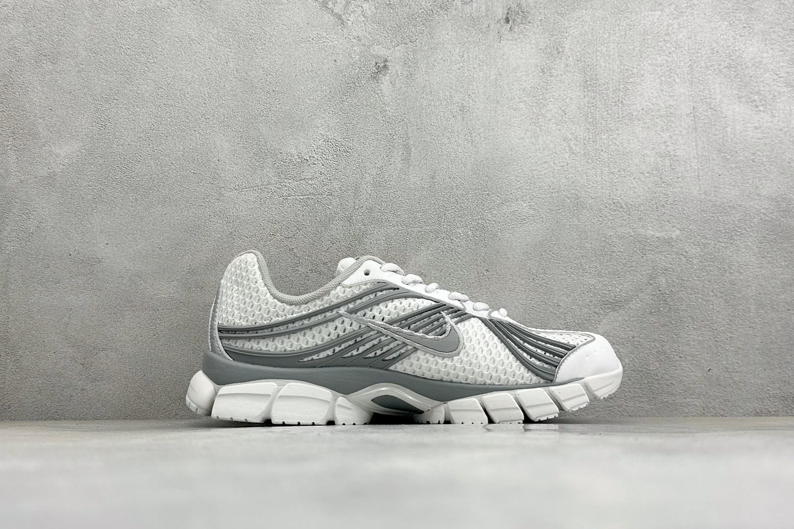 Y版Nike Zoom Skylon 11 舒适柔软透气回弹 复古跑步鞋 网面材质看着很透气 线条的设计很有复古感 分割
