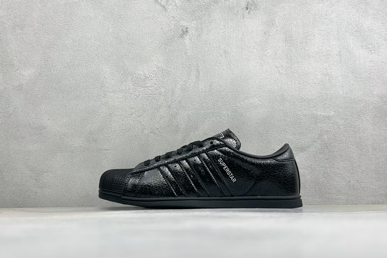 AD Originals Superstar 贝壳头板鞋 采用全新头层拼接皮革材质 后跟采用特色3D立体印字 渠道正品订