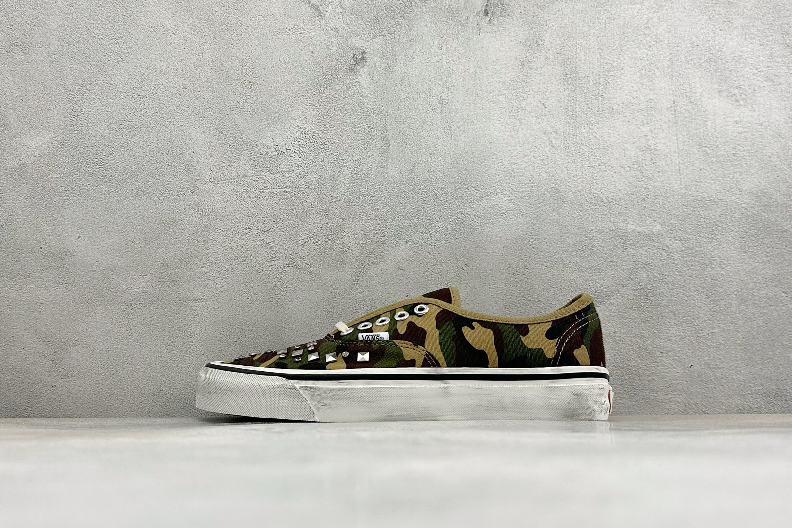 Vans Authentic 44 "Field Pack" 复古美式铆钉迷彩棕绿休闲板鞋 采用林地迷彩帆布打造鞋身 鞋
