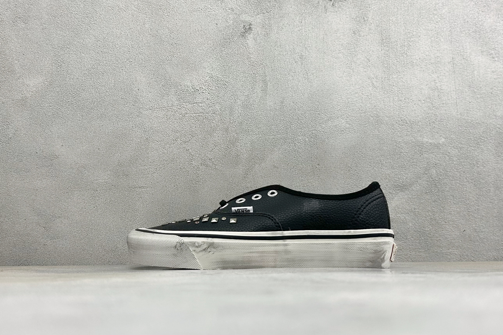 Vans Premium Authentic 皮质铆钉 采用黑色荔枝纹皮面打造鞋身 鞋头点缀银色铆钉融合朋克风格 彩色锆