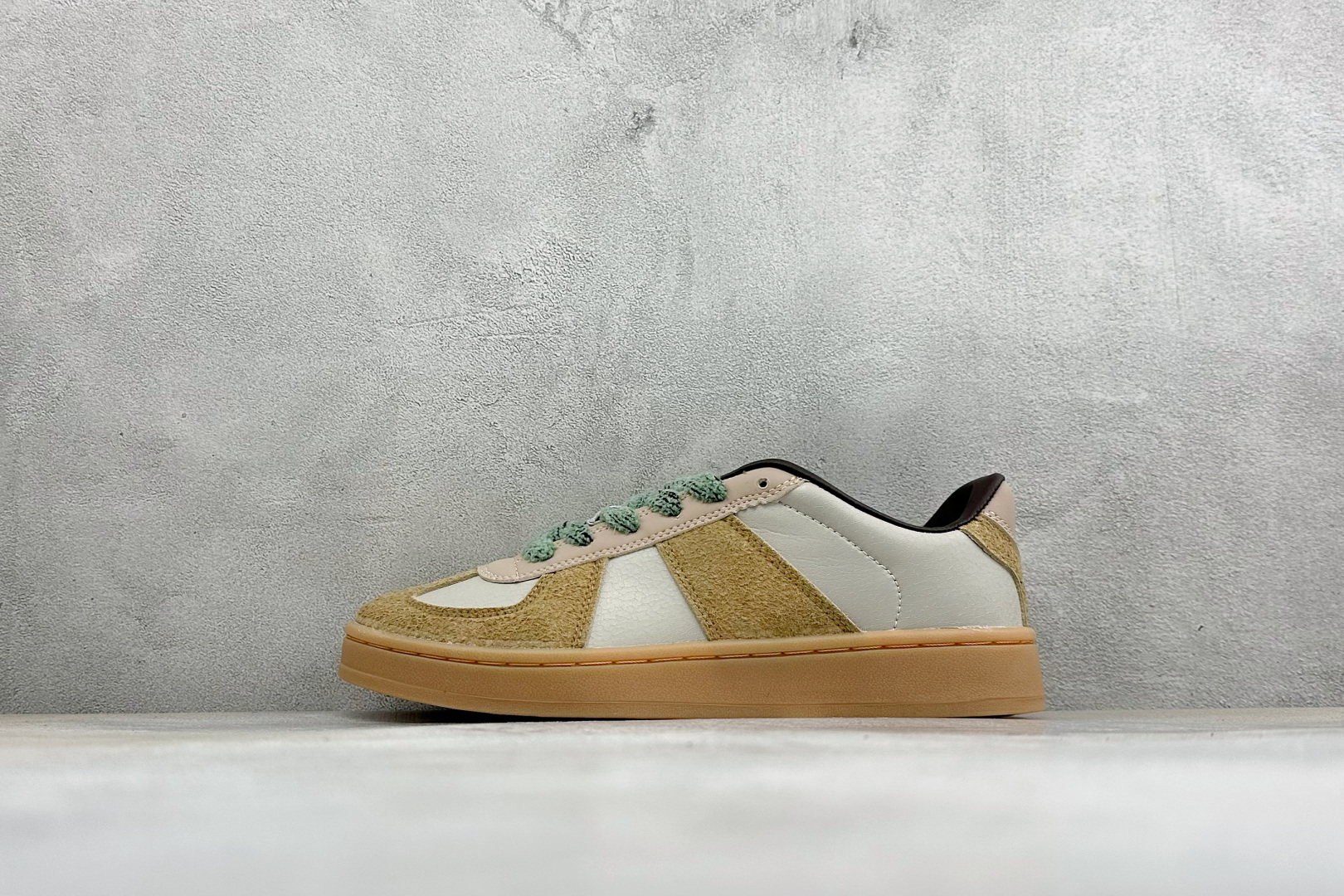 Adidas originals × Whitaker Group BW 00s 舒适贴合德训鞋 标志性魔术贴鞋帮处配有