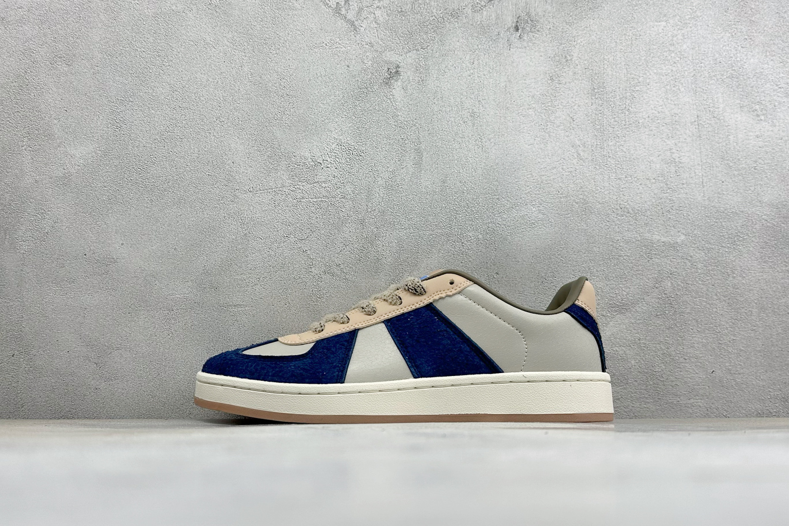 Adidas originals × Whitaker Group BW 00s 舒适贴合德训鞋 标志性魔术贴鞋帮处配有