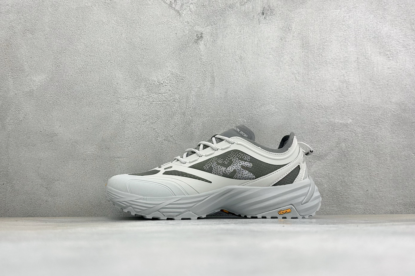 KOLON SPORT可隆 KS-LITE跨世徒步鞋 源自半个世纪户外品牌底蕴，把山野机能融进日常穿搭。 复古米棕调，网
