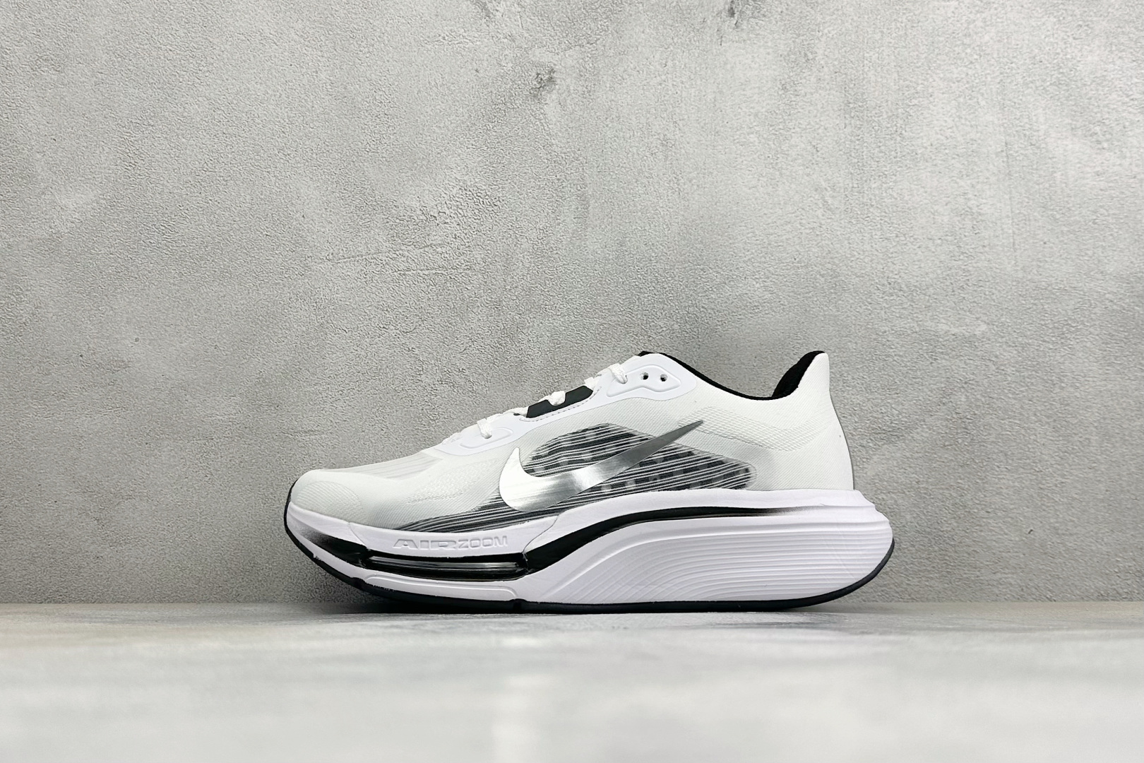 NIKE AIR ZOOM PEGASUS PLUS 42 减震防滑耐磨透气 低帮跑步鞋 兼顾迅疾外观和稳固脚感 后跟覆