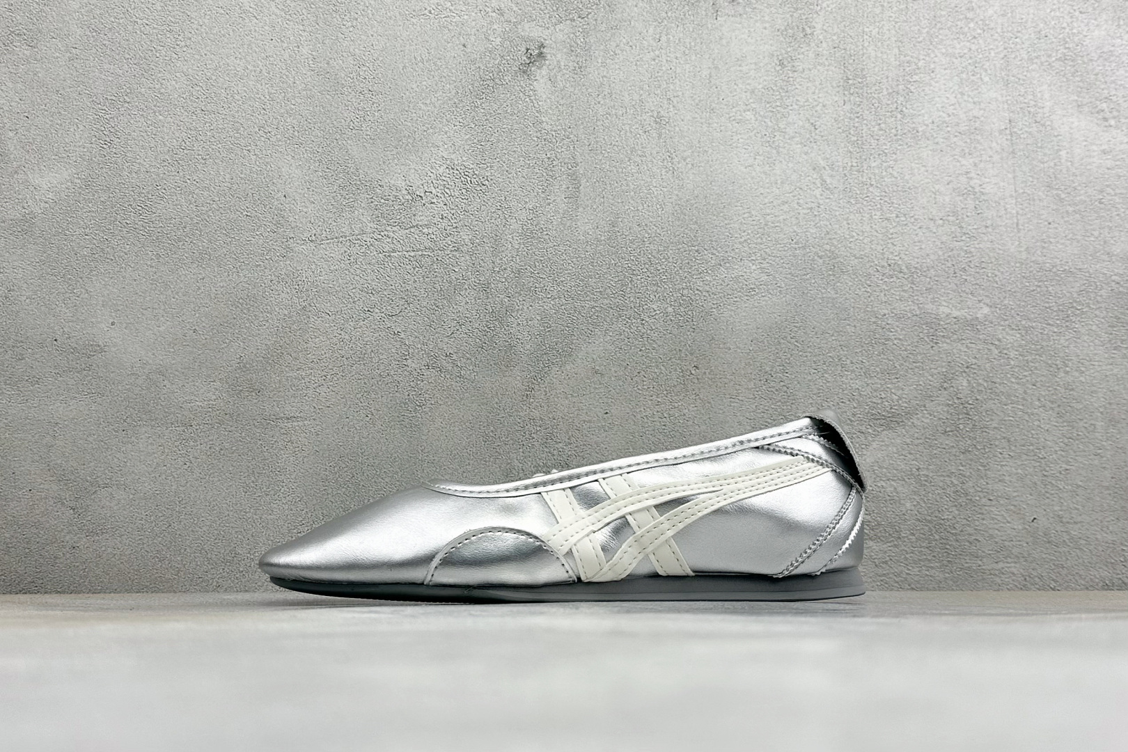 HY版Onitsuka Tiger Gymnarina 鬼塚虎时尚芭蕾风玛丽珍鞋 货号：1182A754-020 尺码：