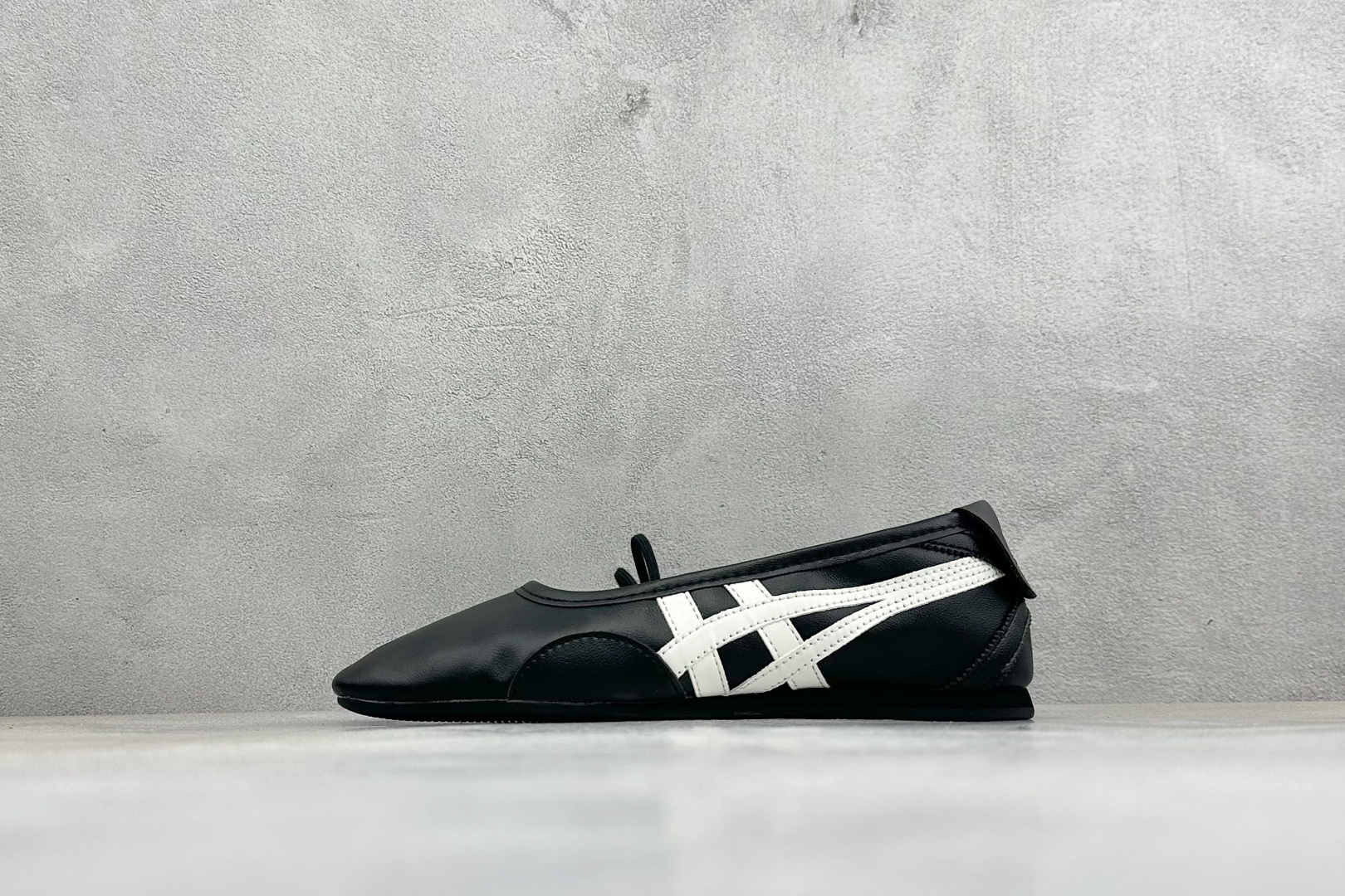 HY版Onitsuka Tiger Gymnarina 鬼塚虎时尚芭蕾风玛丽珍鞋 货号：1182A704-001 尺码：