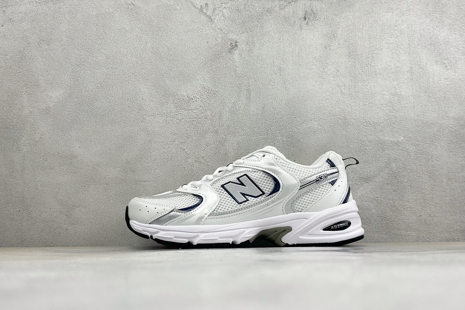 TG福利 New Balance NB530 新百伦复古透气跑步鞋 以皮革为主的人气轮廓 以极具复古风范的跑鞋外观呈现 