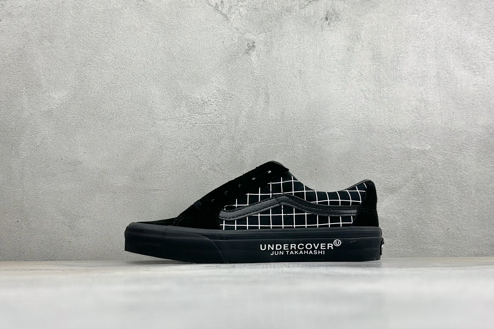 Undercover x Vans Sk8-Low 高街联名 复古休闲低帮网格滑板鞋 鞋身采用翻毛皮拼接网格帆布材质 侧
