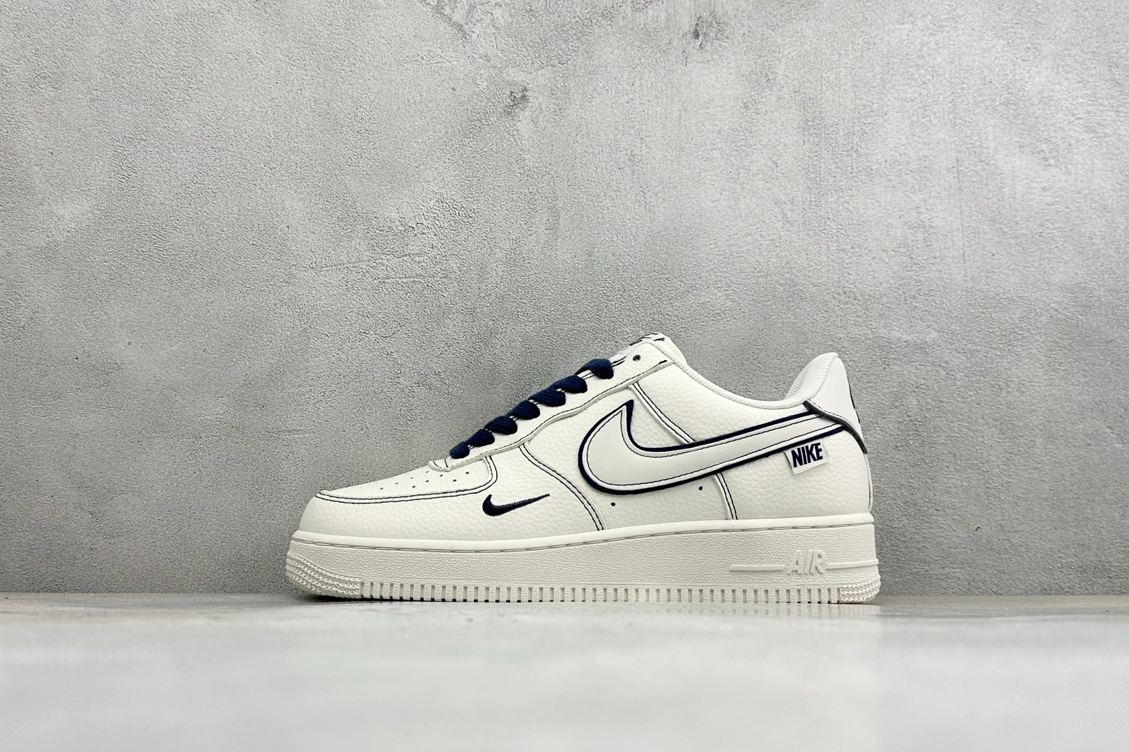 勾勒潮范 米白黑兔八哥空军一号 AIR FORCE 1 LOW 经典空军一号低帮版型，米白细腻皮革鞋面，黑色描边勾勒鞋身