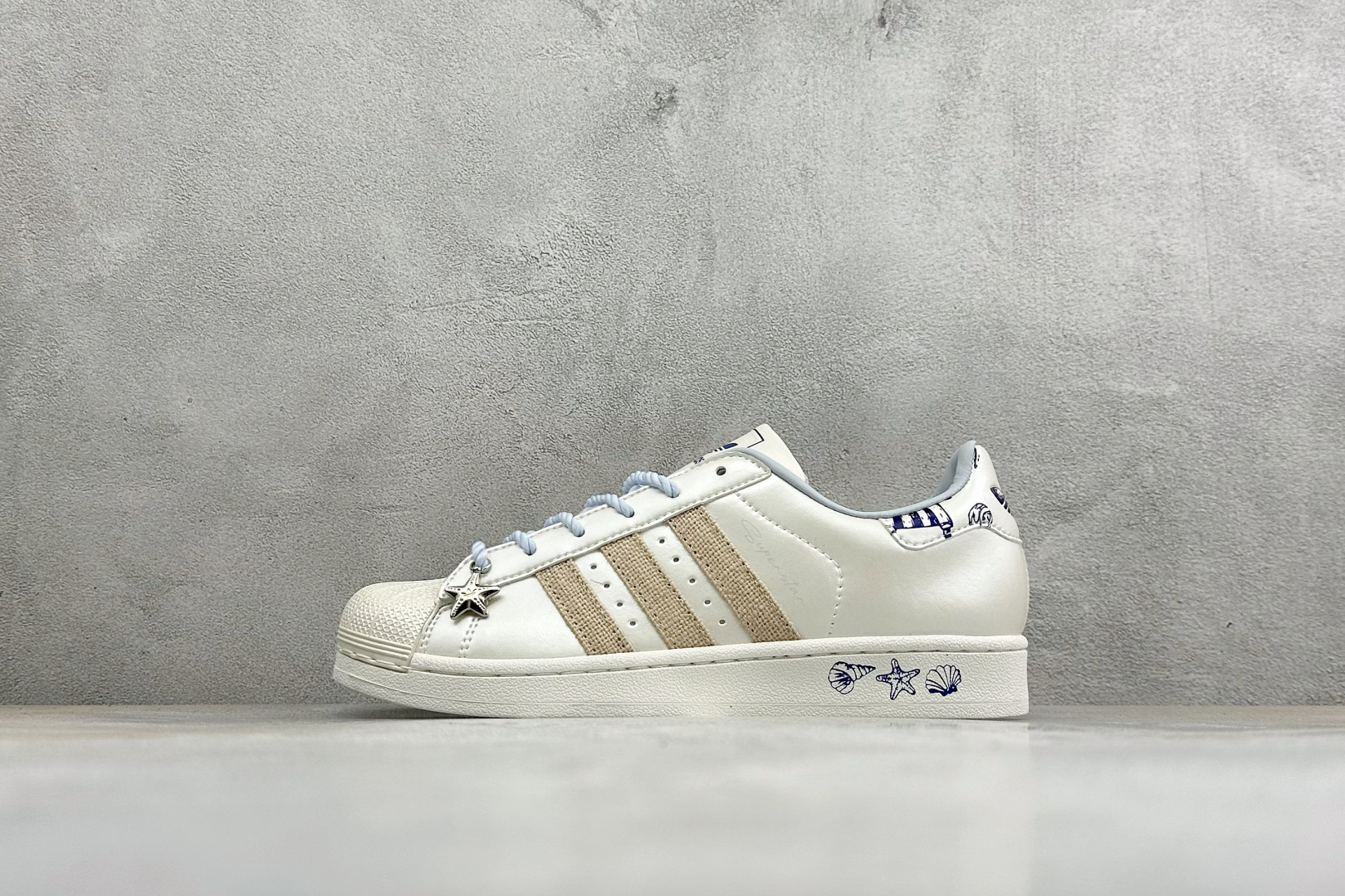 D版AD Originals Superstar 贝壳头板鞋 采用全新头层拼接皮革材质 后跟采用特色3D立体印字 渠道正