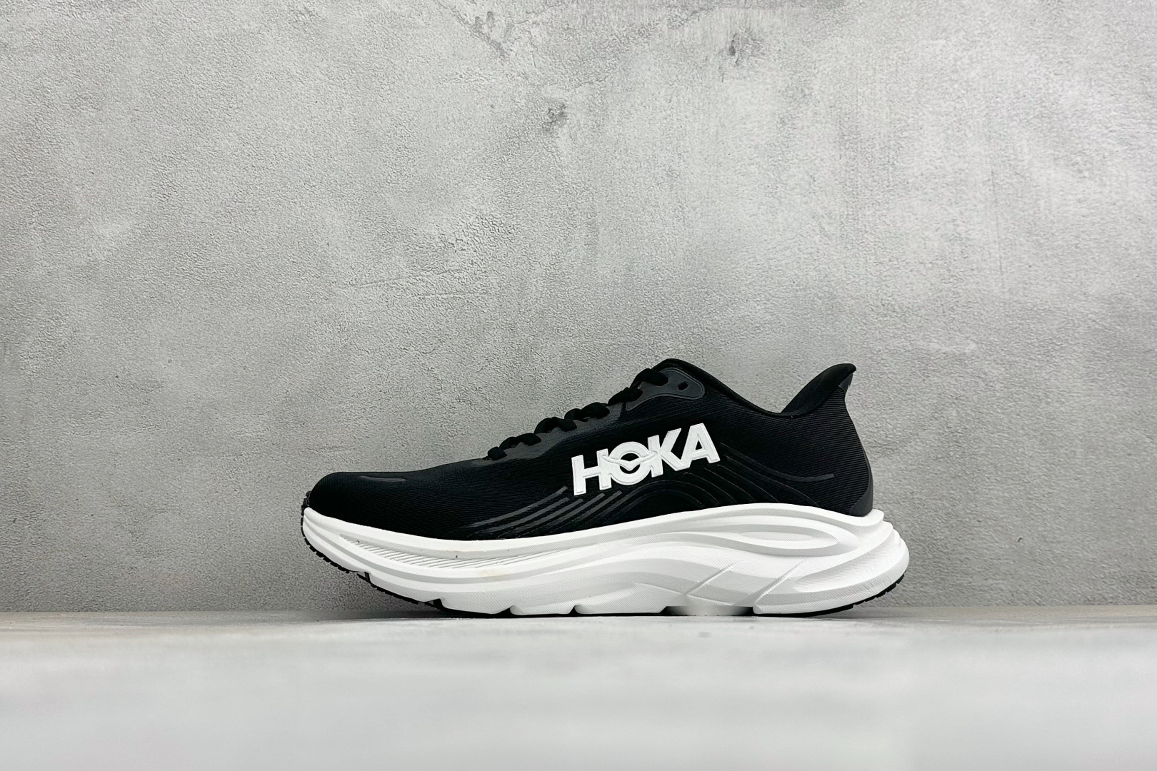 Hoka One One Clifton 11 克里夫顿系列 轻盈透气的针织网面跑鞋 货号：-BWHT 尺码：36-45